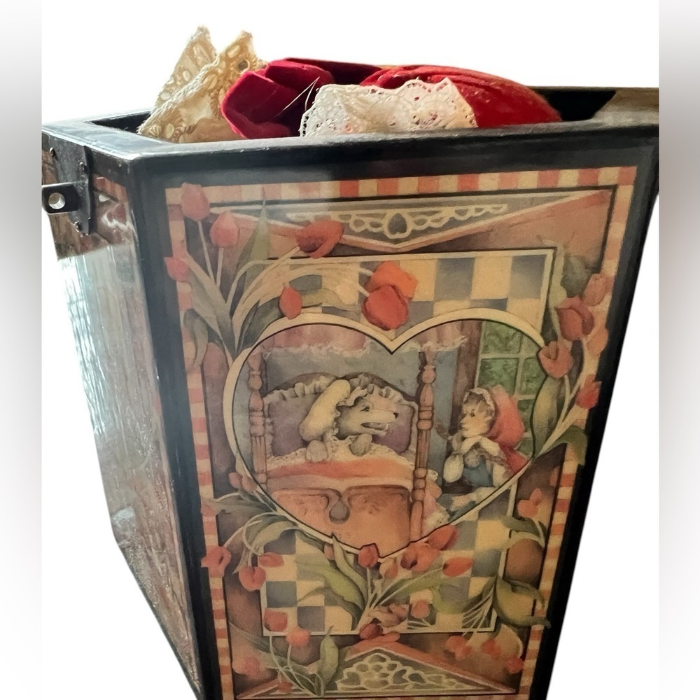 Little Red Riding Hood Musical Jack-in-the-Box - Picture 3 of 13